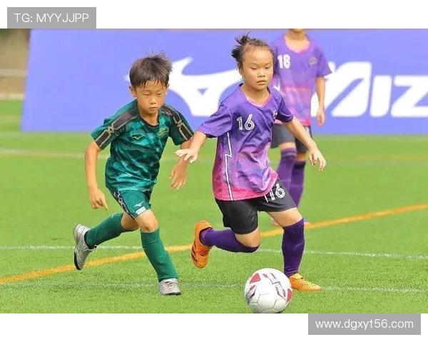 小辫子足球明星闪耀绿茵场展现惊人球技与不凡风采 小辫子足球明星闪耀绿茵场展现惊人球技与不凡风采